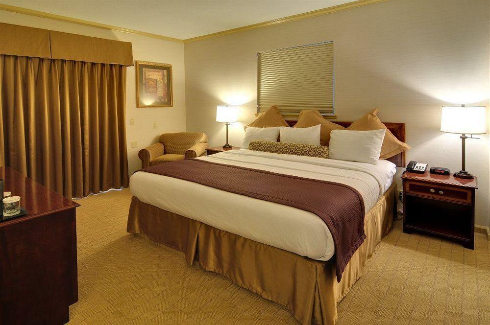 Best Western Plus Palm Court Hotel Davis Exteriör bild