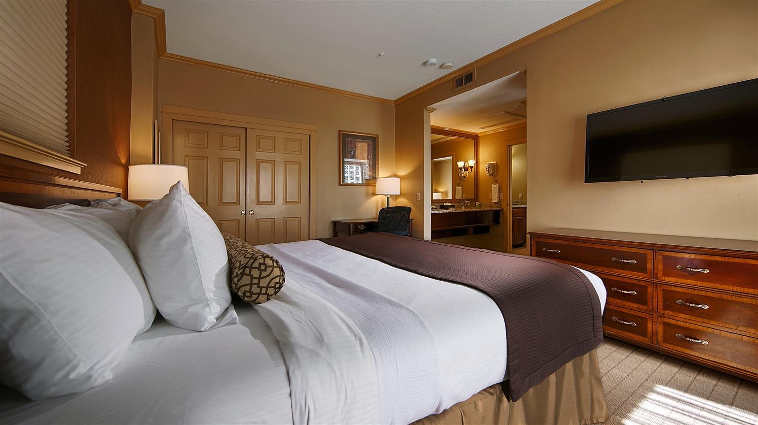 Best Western Plus Palm Court Hotel Davis Exteriör bild