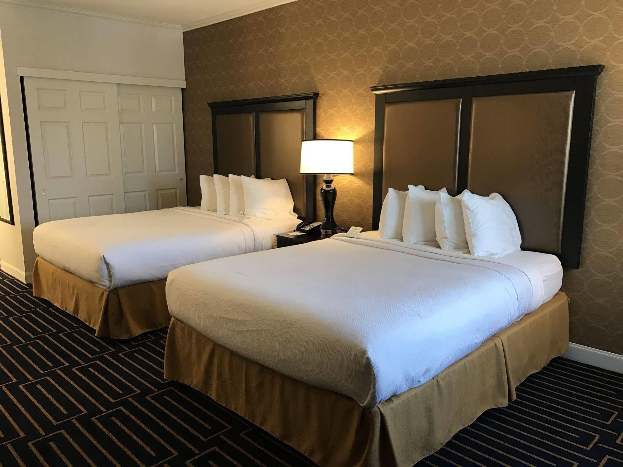 Best Western Plus Palm Court Hotel Davis Exteriör bild